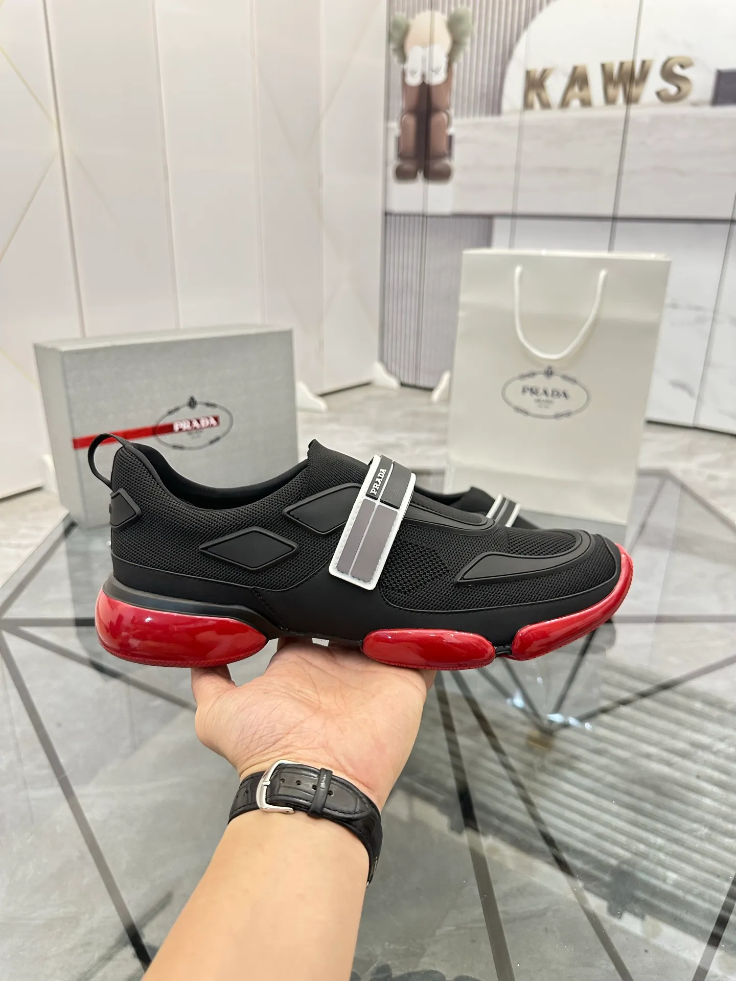 Men's shoes: 💰P520¥ High-end top quality Product trademark: Prada *"Prada*" low-top casual shoes Regular size: 38-45 (can be customized to 46) One size larger Product materials: imported breathable fly weave upper, professional glue-making process, breathable lining, cowhide foot pads, original outsole. No.: 001